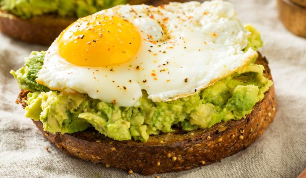 7 recetas fáciles de avocado toast para tu desayuno ideal 2