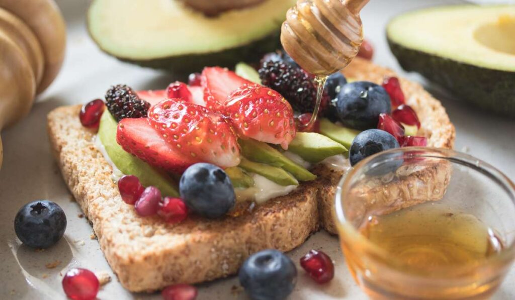 7 recetas fáciles de avocado toast para tu desayuno ideal 4