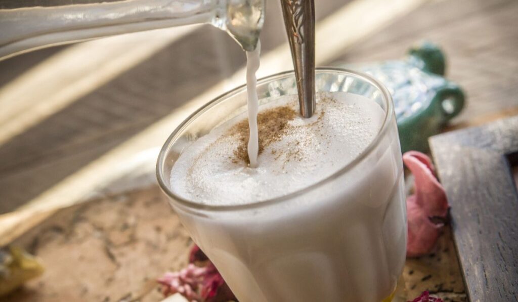 Leche caliente, ingrediente para preparar café lechero.