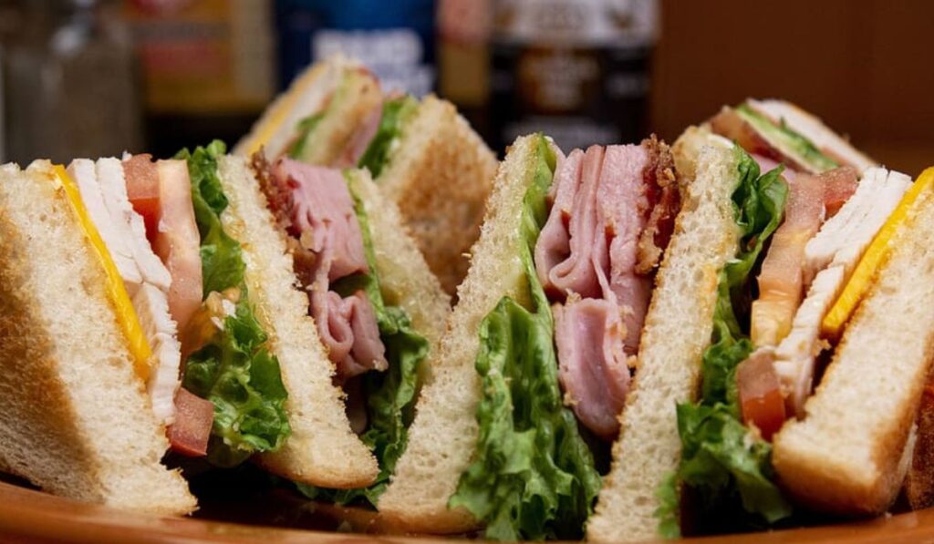 Forma tradicional de servir el club sándwich.