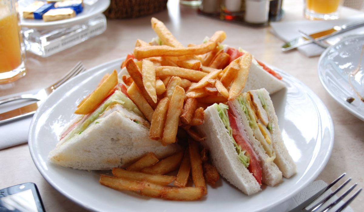 ¿Qué ingredientes no pueden faltar en el club sándwich perfecto?￼
