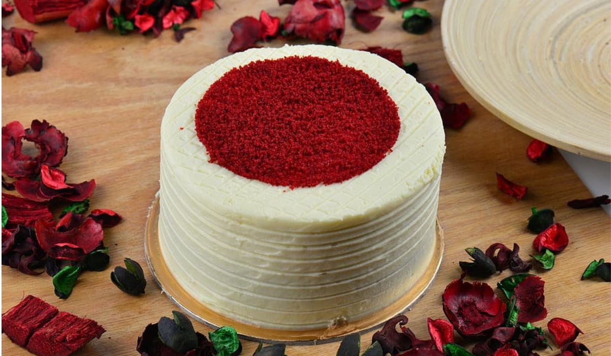 ¿Cuál es el origen del pastel red velvet y cómo se logra el color rojizo característico?