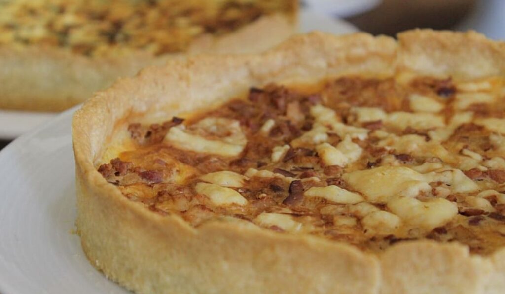 Receta de quiche lorraine con cebolla caramelizada y queso.