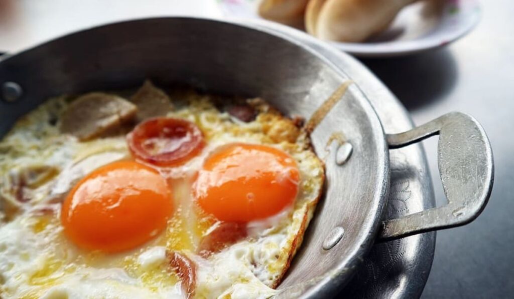 Huevos estrellados, recetas para acompañar con chilorio.