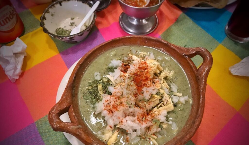 Pozole verde, una de las recetas mexicanas populares en septiembre.