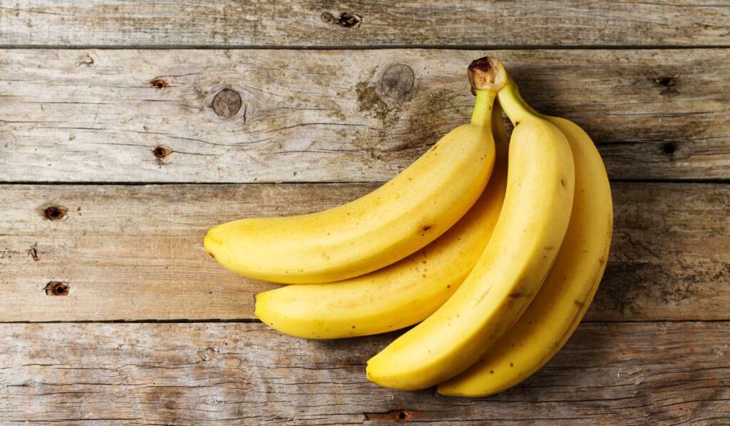 Los plátanos y las bananas son frutas de la misma familia musáceas.