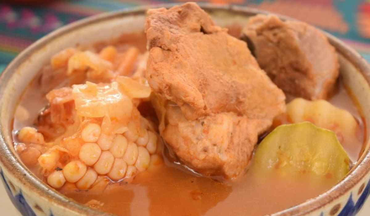 Caldo de bote, un platillo prehispánico de Jalisco hecho con pulque