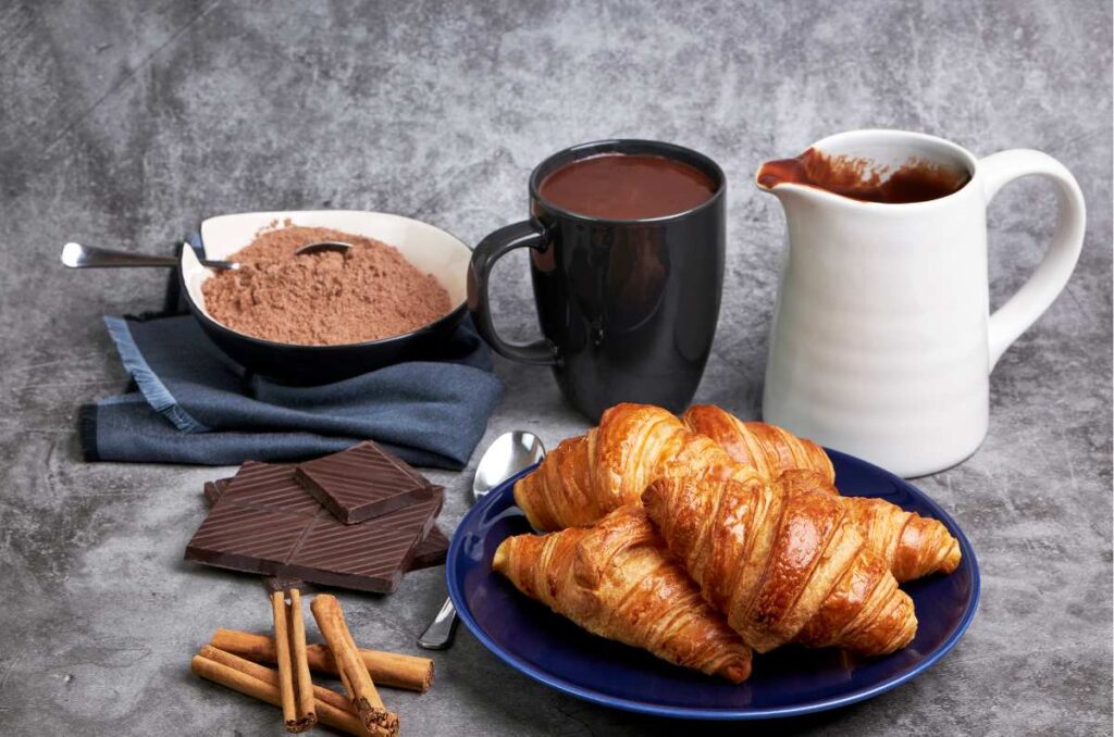 Café y chocolate para acompañar los Historia y origen del croissants