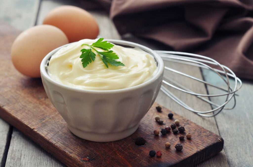 La mayonesa es un ejemplo de la técnica de emulsionar