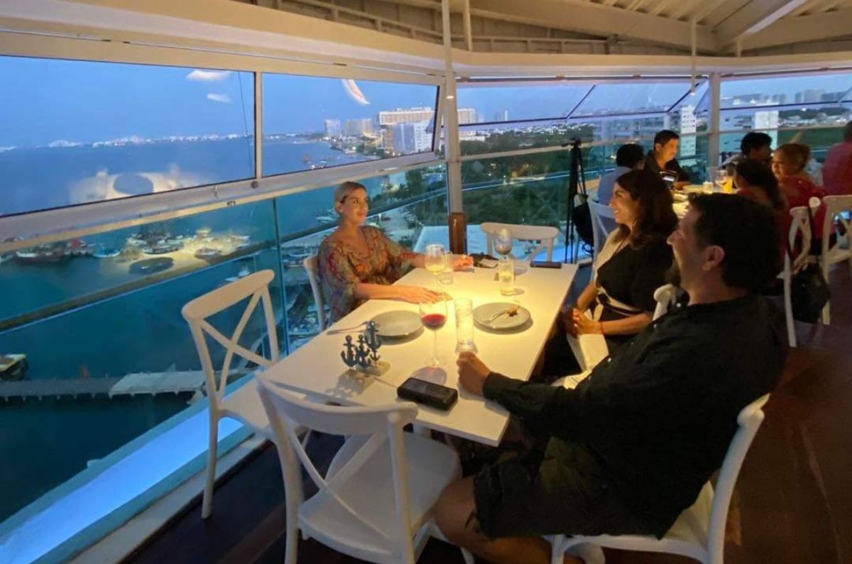 Entremuelles, cocina de la costa en lo alto de un faro en Cancún