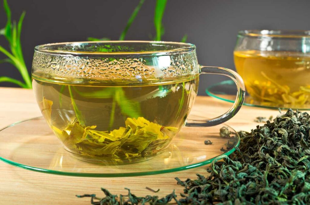 El té verde tiene antiinflamatorios como catequinas, compuestos
