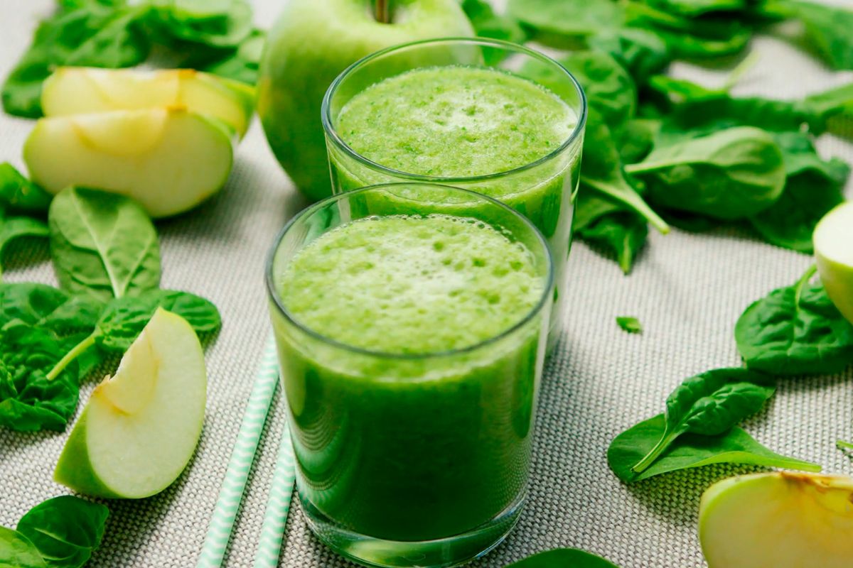 Mitos sobre el jugo verde y por qué no deberías beberlo tanto