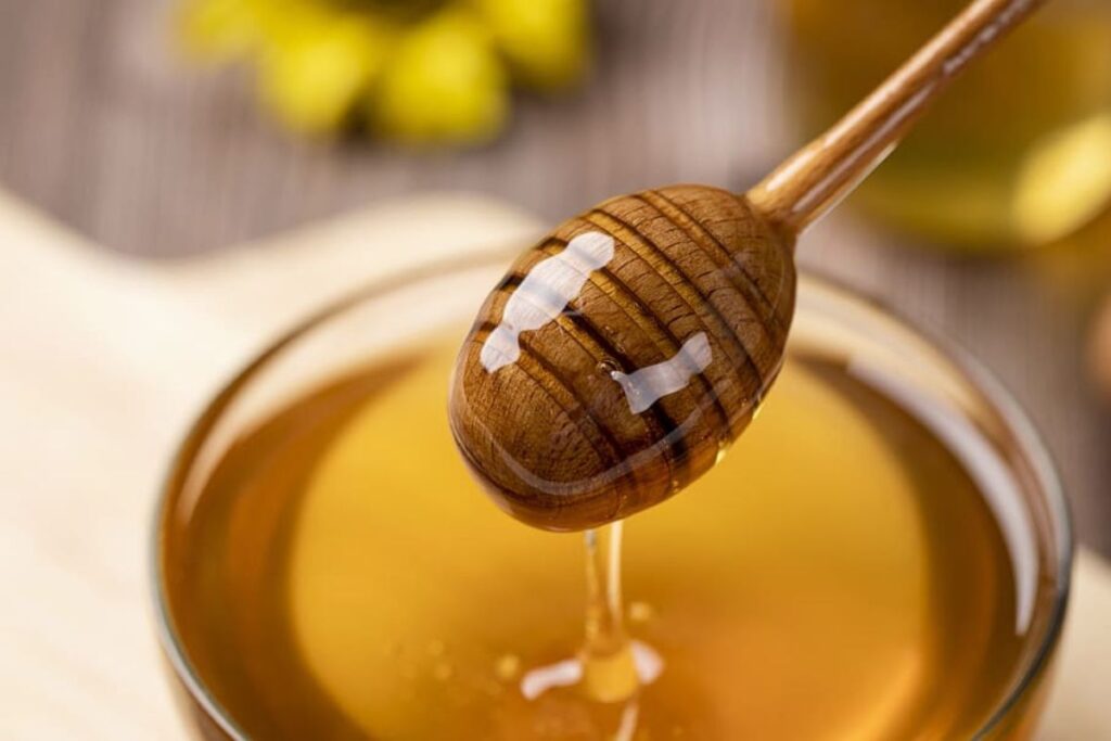 Comprobar la miel falsa a través del color y consistencia.