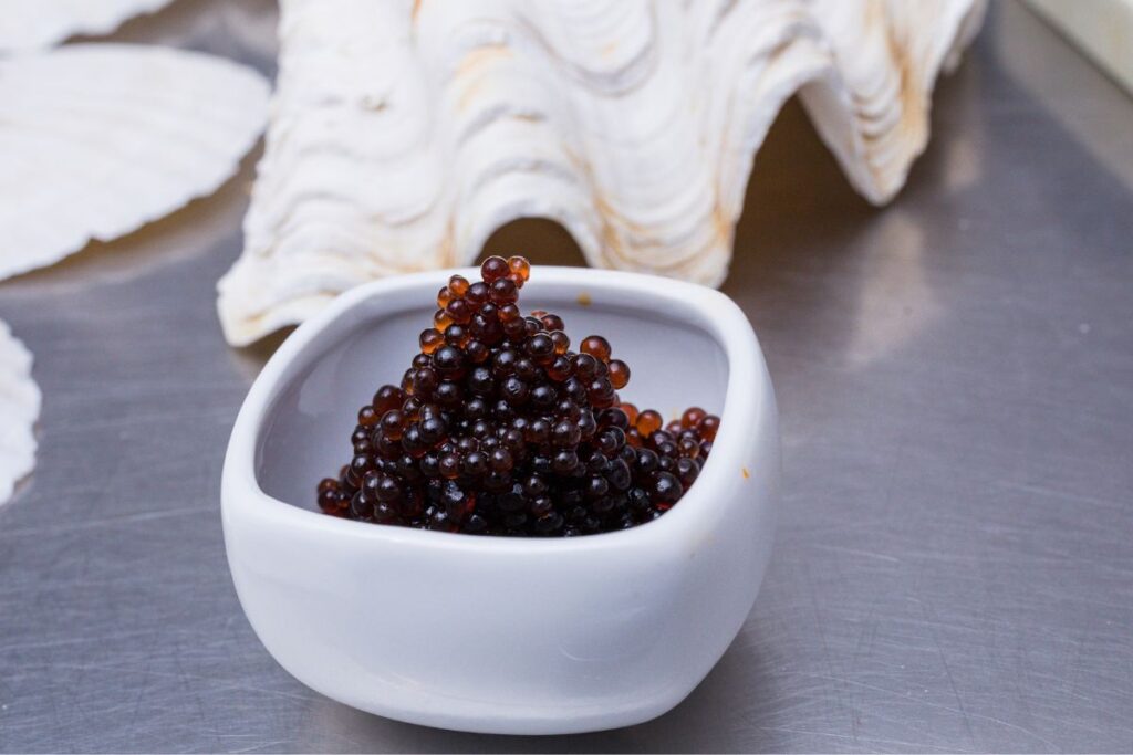 Material para servir caviar para no afectar su sabor. 