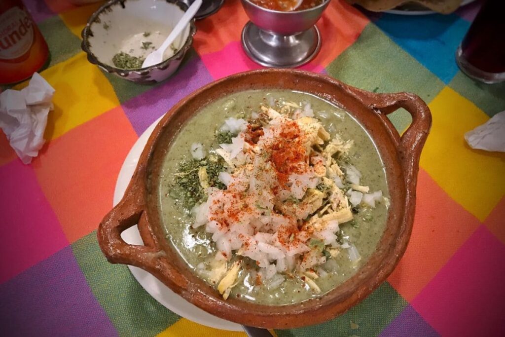 Opción de pozole verde dentro del menú de restaurante Doña Vero.