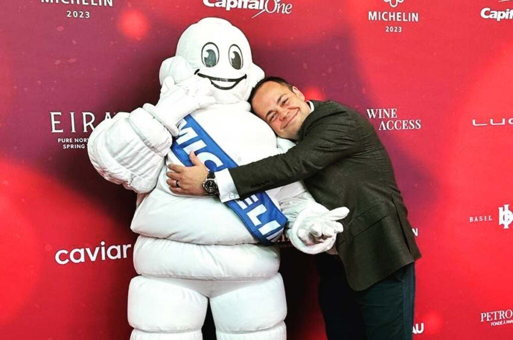 Roberto Alcocer, abrazando una botarga de la imagen de Michelin