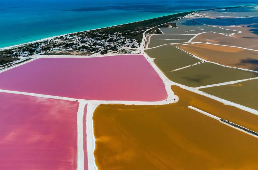 Lagunas en las que se ven colores distintos de salmueras, en Las Coloradas