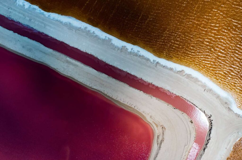Vista aérea de lagunas de color en Las Coloradas
