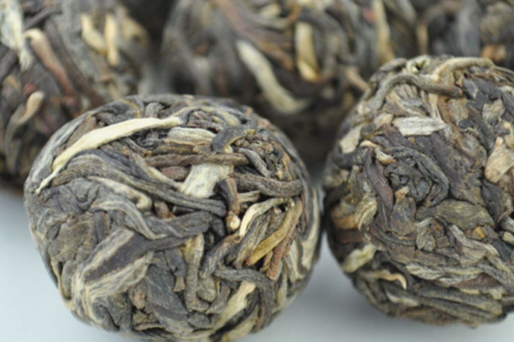 Forma de preparar el té dragon pearls, uno de los tés más caros del mundo.