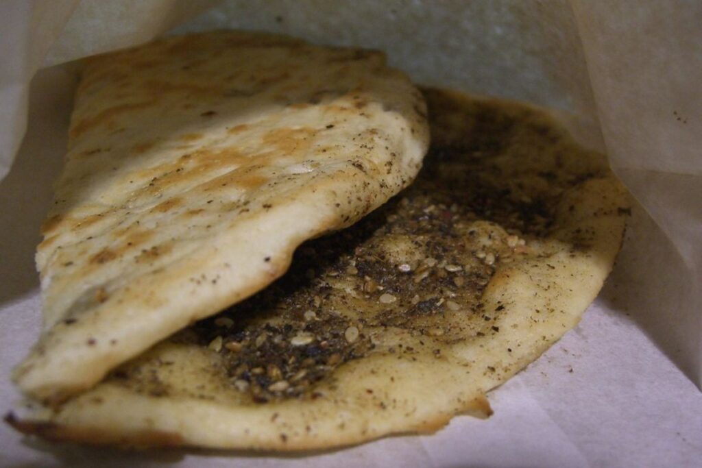 Forma de utilizar el zaatar para añadir sabor al pan pita. 