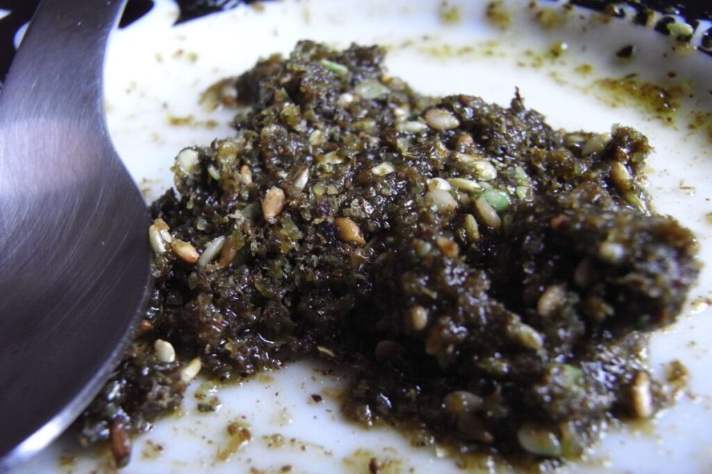 Mezcla de zaatar y aceite de oliva para marinar carne.