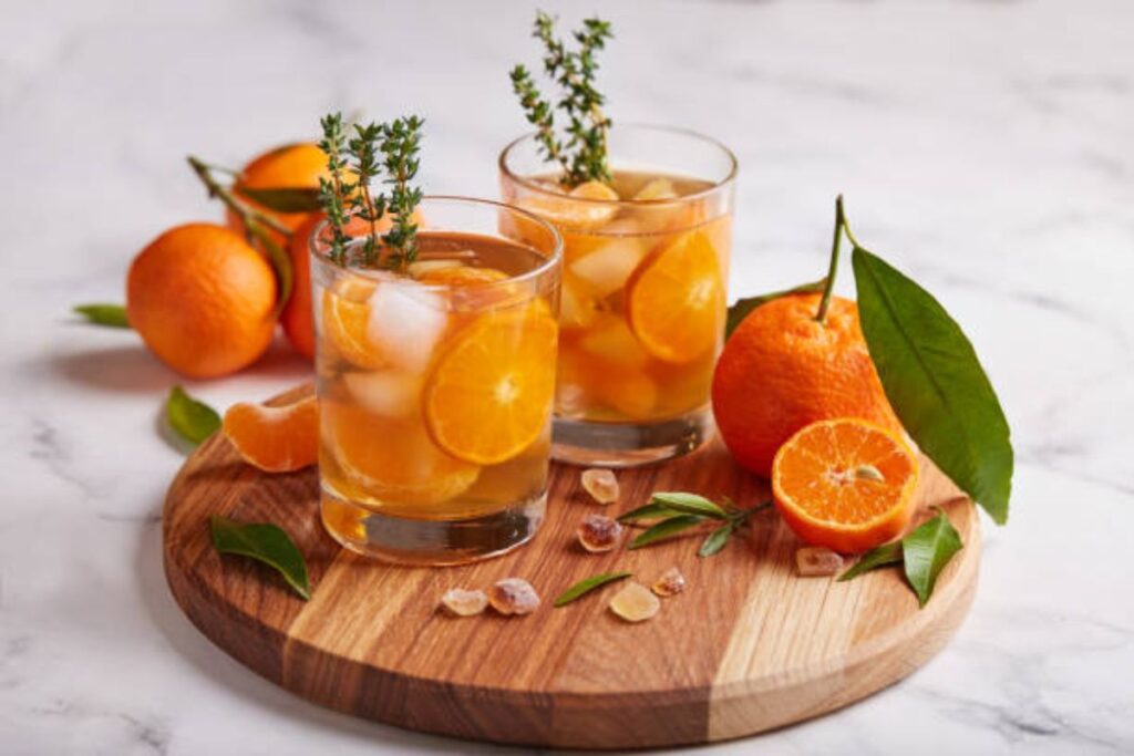 Cócteles con mandarina y mezcal para preparar en casa.