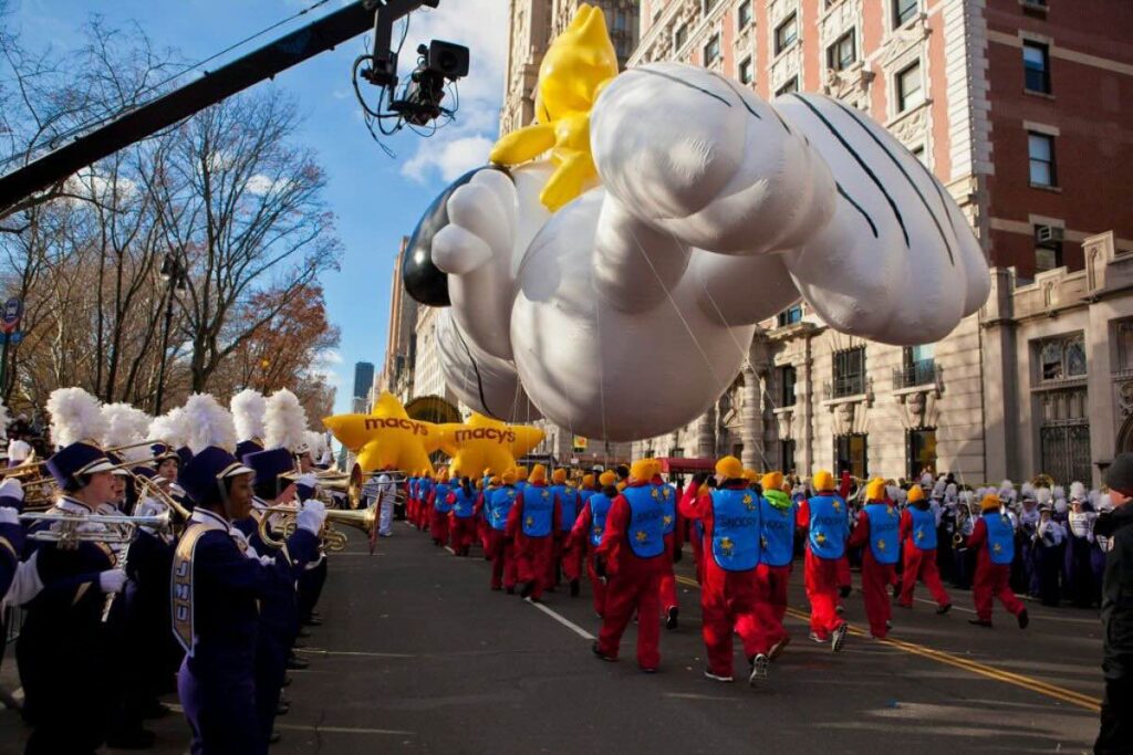 Personas que participan el el desfile de Acción de Gracias.