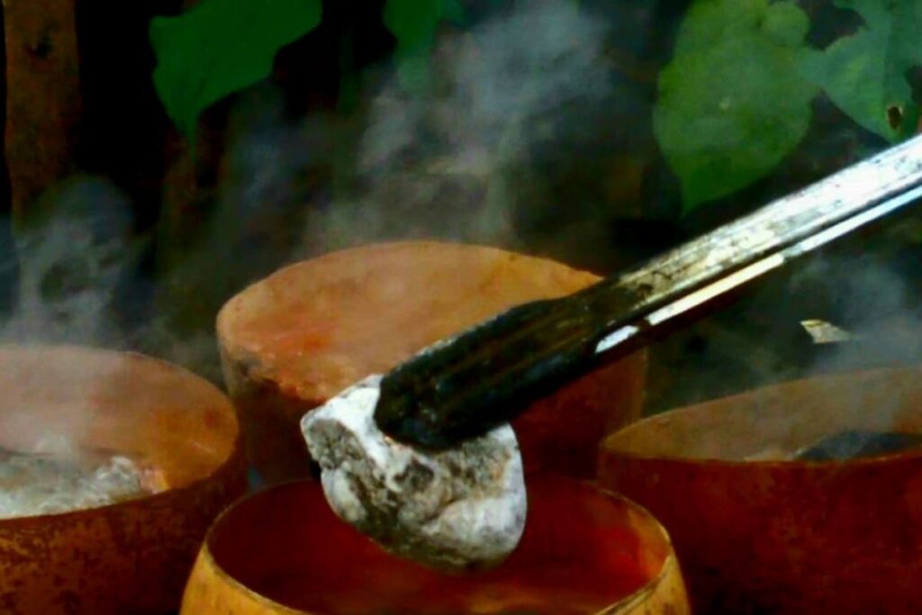 Forma tradicional de comer el caldo de piedra recién hecho.