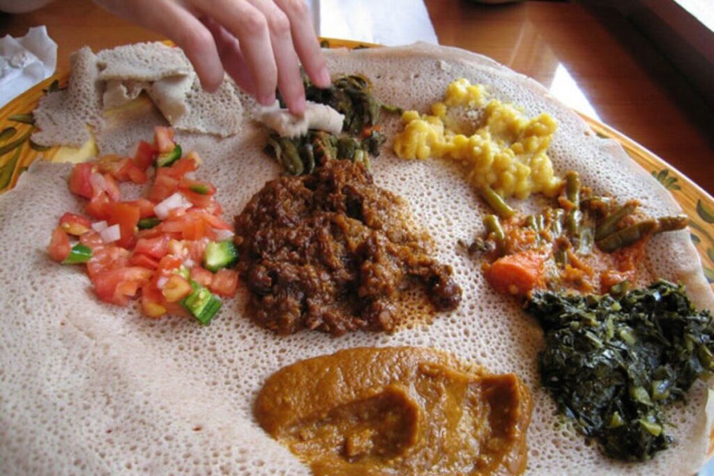 Forma tradicional de servir guisados e injera en Etiopía.