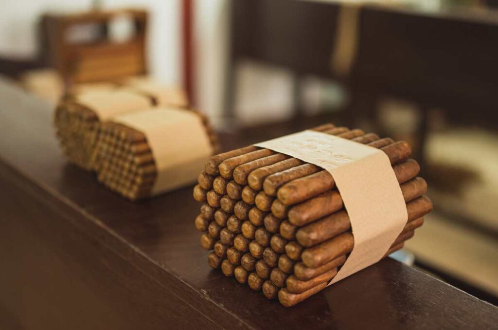 Foto de rollos hechos con marcas de puros mexicanos, sin marca