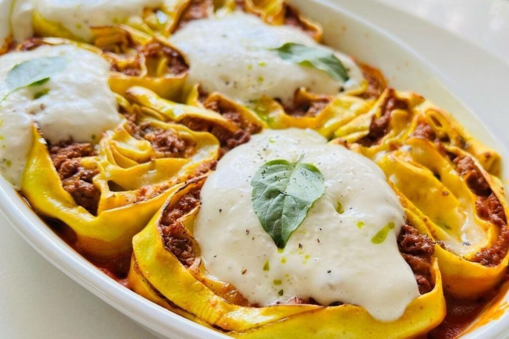Platillo horneado con pasta en restaurante con comida italiana. 