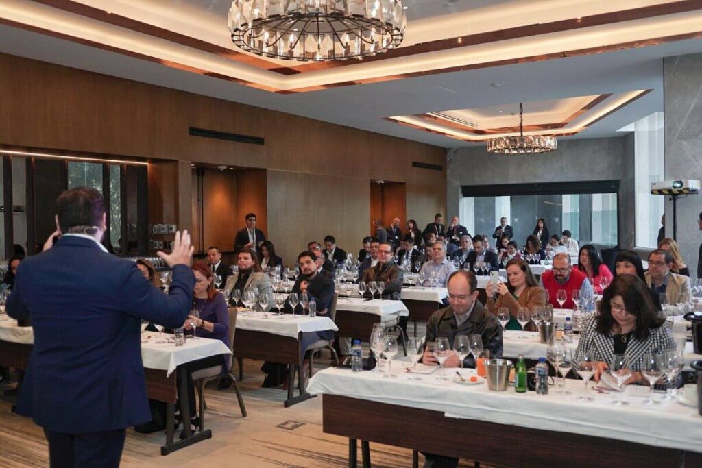 Cata de vino dentro del evento Salón de Vino Italiano 2023.