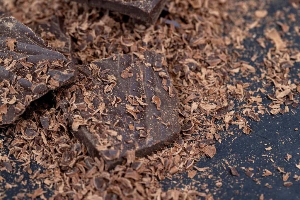 Se puede consumir el chocolate amargo solo o en postres.