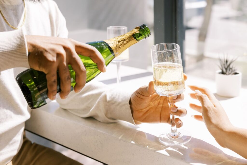 Dom Pérignon logró perfeccionar la técnica del champagne a partir del vino blanco.