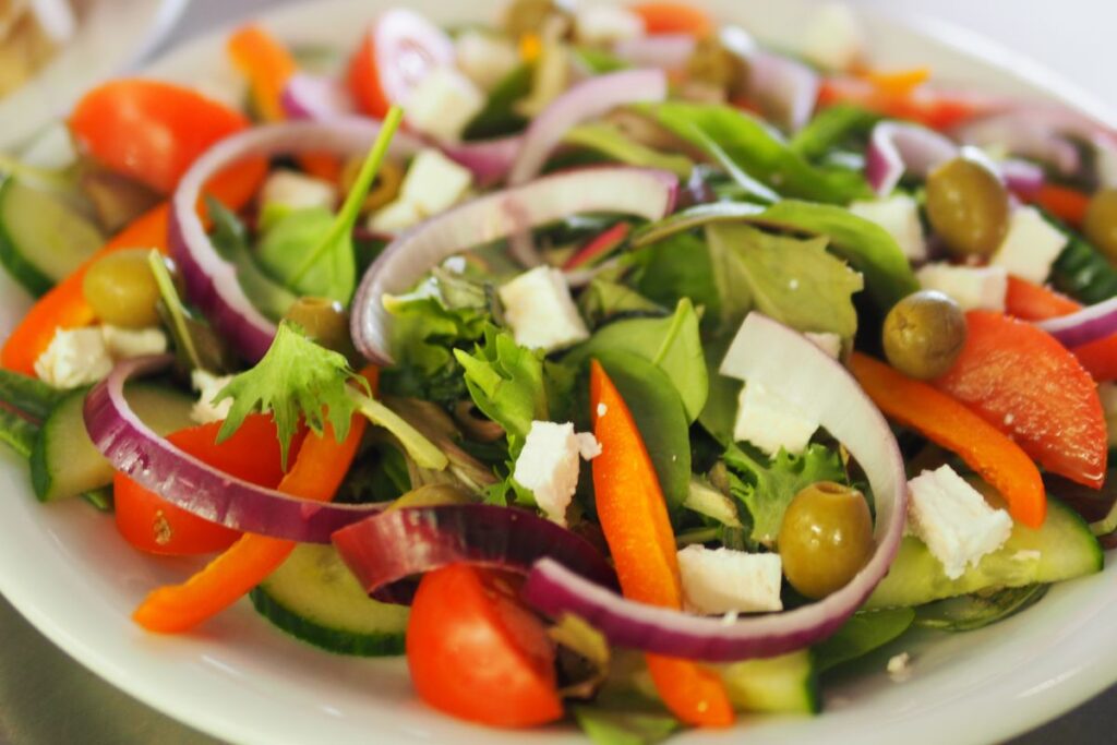 Los ingredientes de temporada permiten prepara diferentes ensaladas navideñas para la cena.