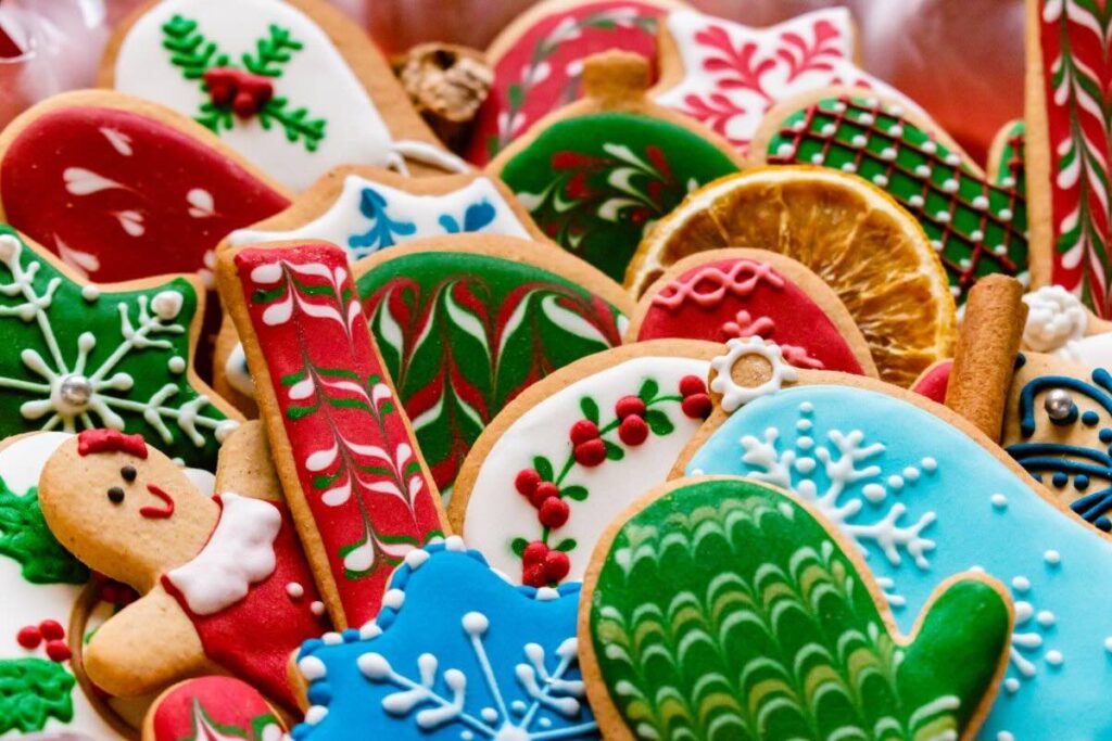 Arte comestible en forma de galletas navideñas.