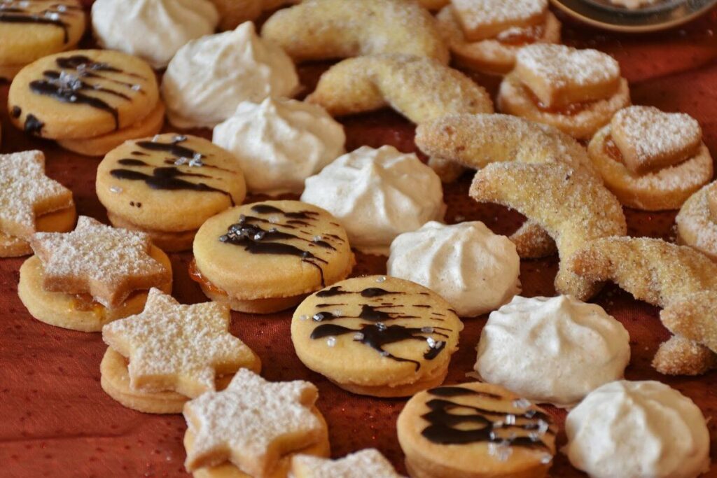 Variedad de galletas navideñas preparadas con mantequilla.
