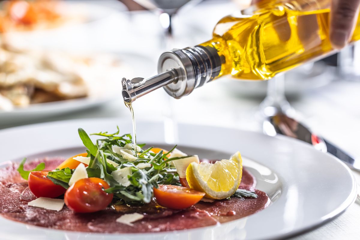 Carpaccio, el origen de la delicia italiana que sirve carne cruda