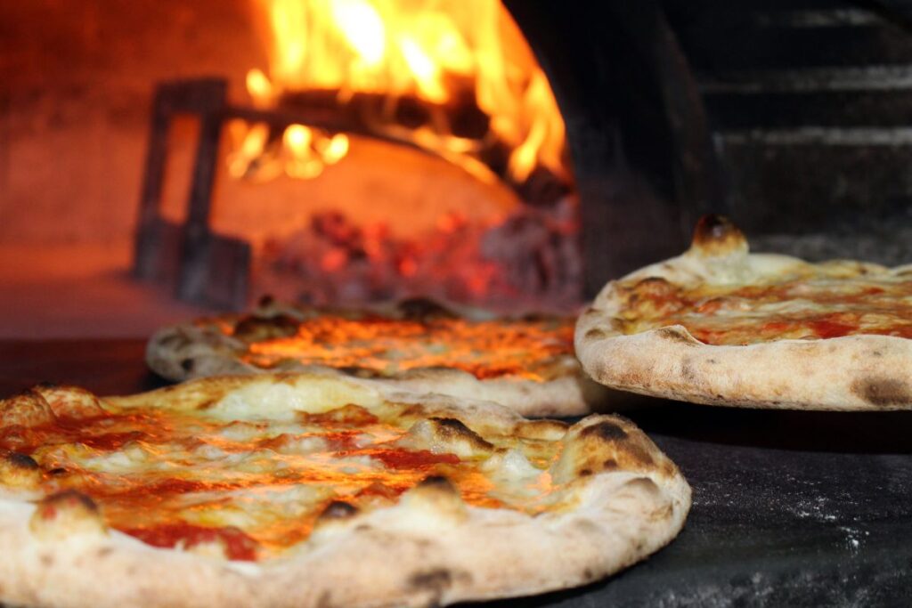 Pizzerías ofrecen estilos italiano en pizzas con masa delgada y crujiente.