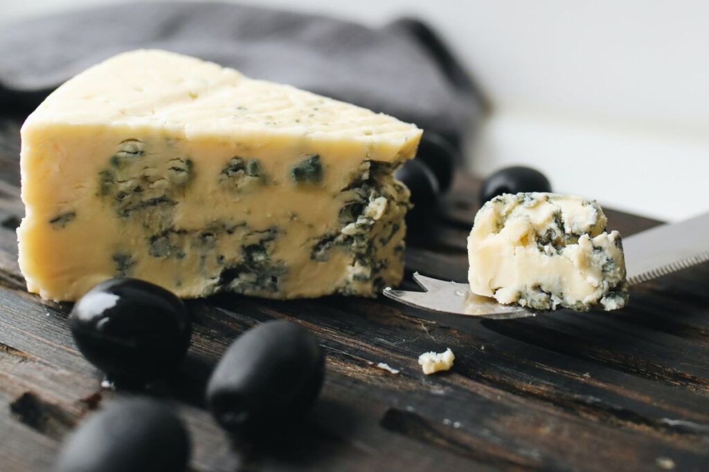 Forma de acompañar el queso roquefort, con ingredientes intensos.