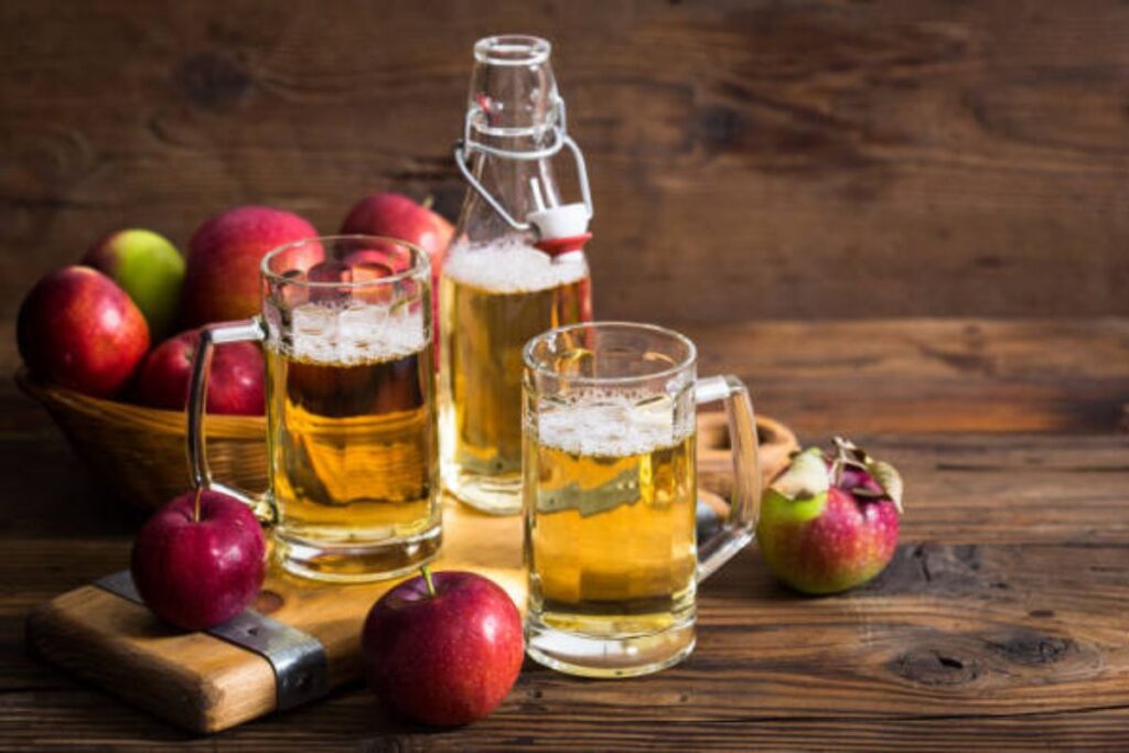 Es posible preparar sidra de manzana casera. 