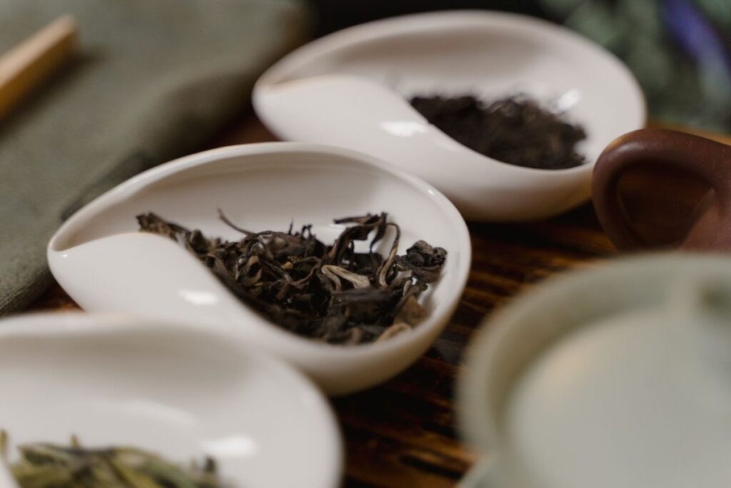 Almacena las hierbas en recipientes de vidrio para preparar té de abango en casa.