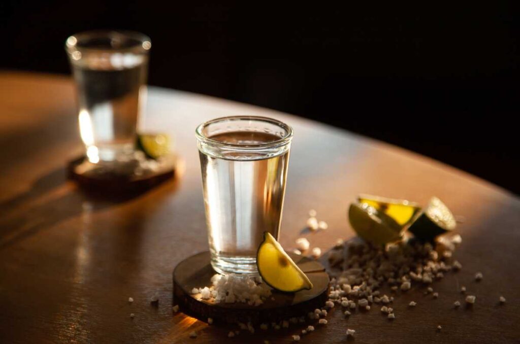 Foto de un tequila ancestral con limón y sal