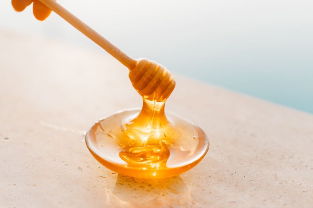 Apariencia y consistencia de la miel de abeja.