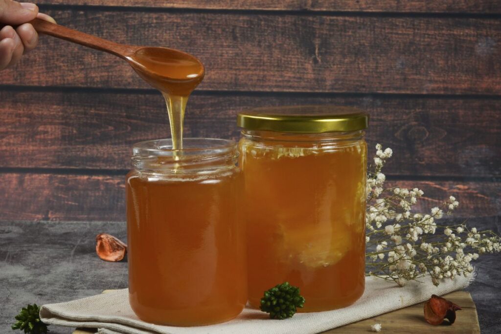 Tipos de miel se envasan en vidrio para su conservación.