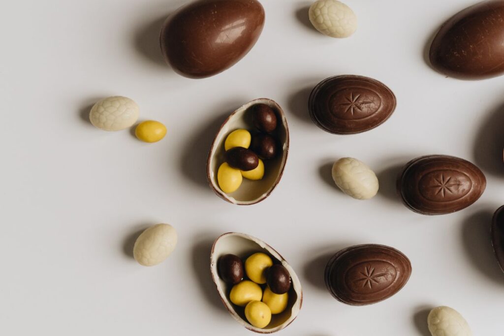 Aperitivos dulces en forma de huevos de chocolate.