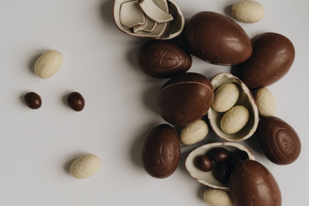 Dos tipos de chocolate que puedes utilizar al preparar los huevos de chocolate.