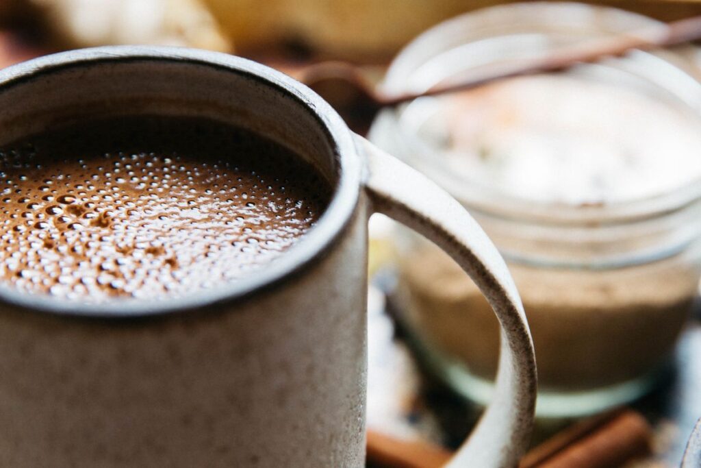 El cacao en polvo se puede aprovechar en bebidas y postres.
