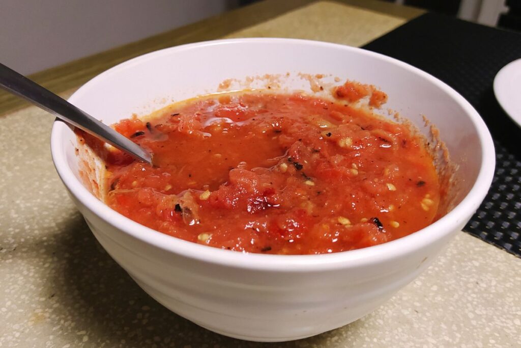 La salsa roja no puede faltar al servir la orden de codzitos.
