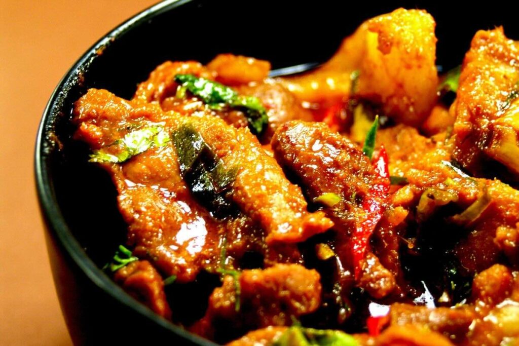 Dentro de la comida tailandesa es posible aderezar con salsas dulces y picantes.